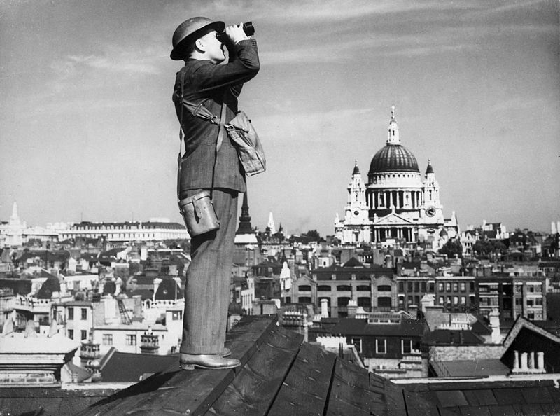 Наблюдатель из Корпуса наблюдателей сканирует небо над Лондоном в поисках самолетов Люфтваффе Битва за Британию, 1940 год.