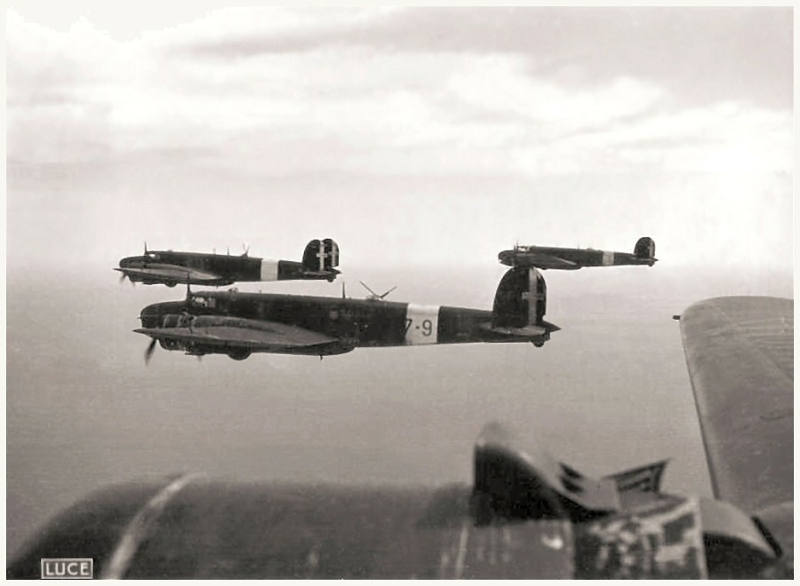 Итальянские средние бомбардировщики Fiat BR.20 Cicogna (Stork), подобные этим, использовались на более поздних этапах битвы за Британию.