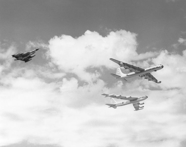 last B-36H flight from Carswell AFB in Texas on May 30th, 1958 - flying in formation with a Convair YB-58 Hustler and Boeing B-52 Stratofortress 