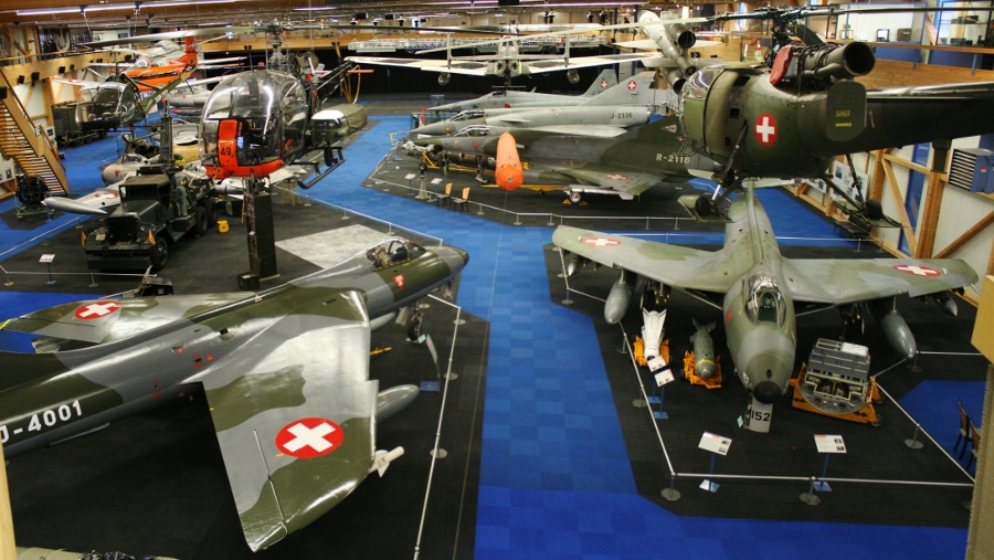 Hall 2 at the Swiss Air Force Centre in Dübendorf with 2 Hawker Hunter fighters 