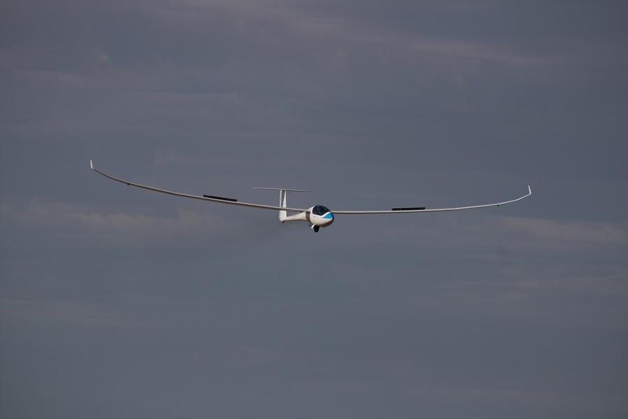 UKG a JS-1C glider flown by Geoff Brown coming in at the end of the first race for 4th place in 35C+ heat at the FAI Sailplane Grand Prix - Australia 2018! (22/1/18)