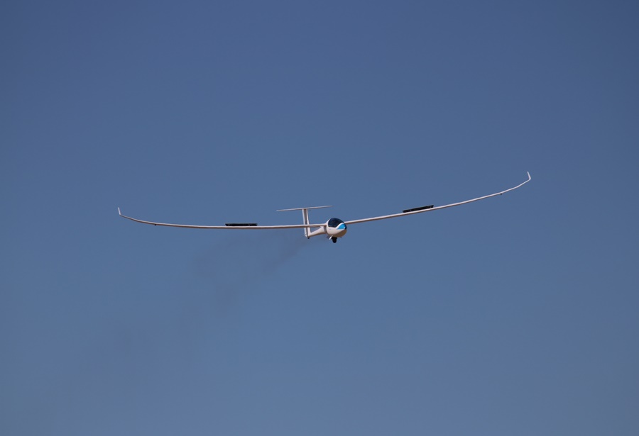 UKG a JS-1C glider flown by Geoff Brown coming in with the air whistling over those deployed flaps at the finish of Race 3 to take 5th place (24/1/18)